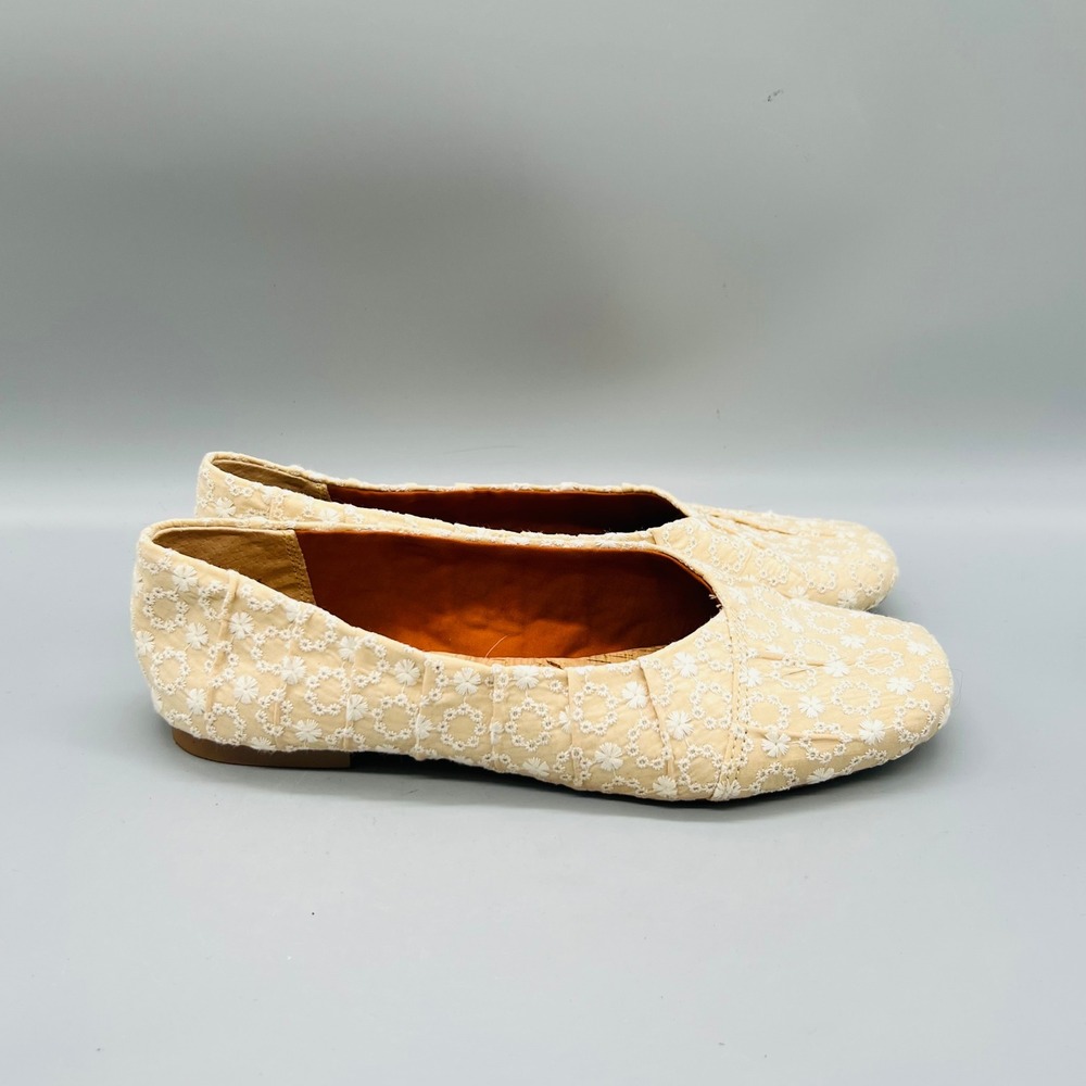 Korks Shoes Womens 8 Cream Floral Embroidered Pleated Slip On Ballet Flats